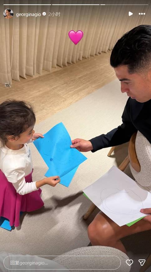 耀世娱乐-乔治娜晒C罗在家带女儿照片，他已经连续两场比赛缺席